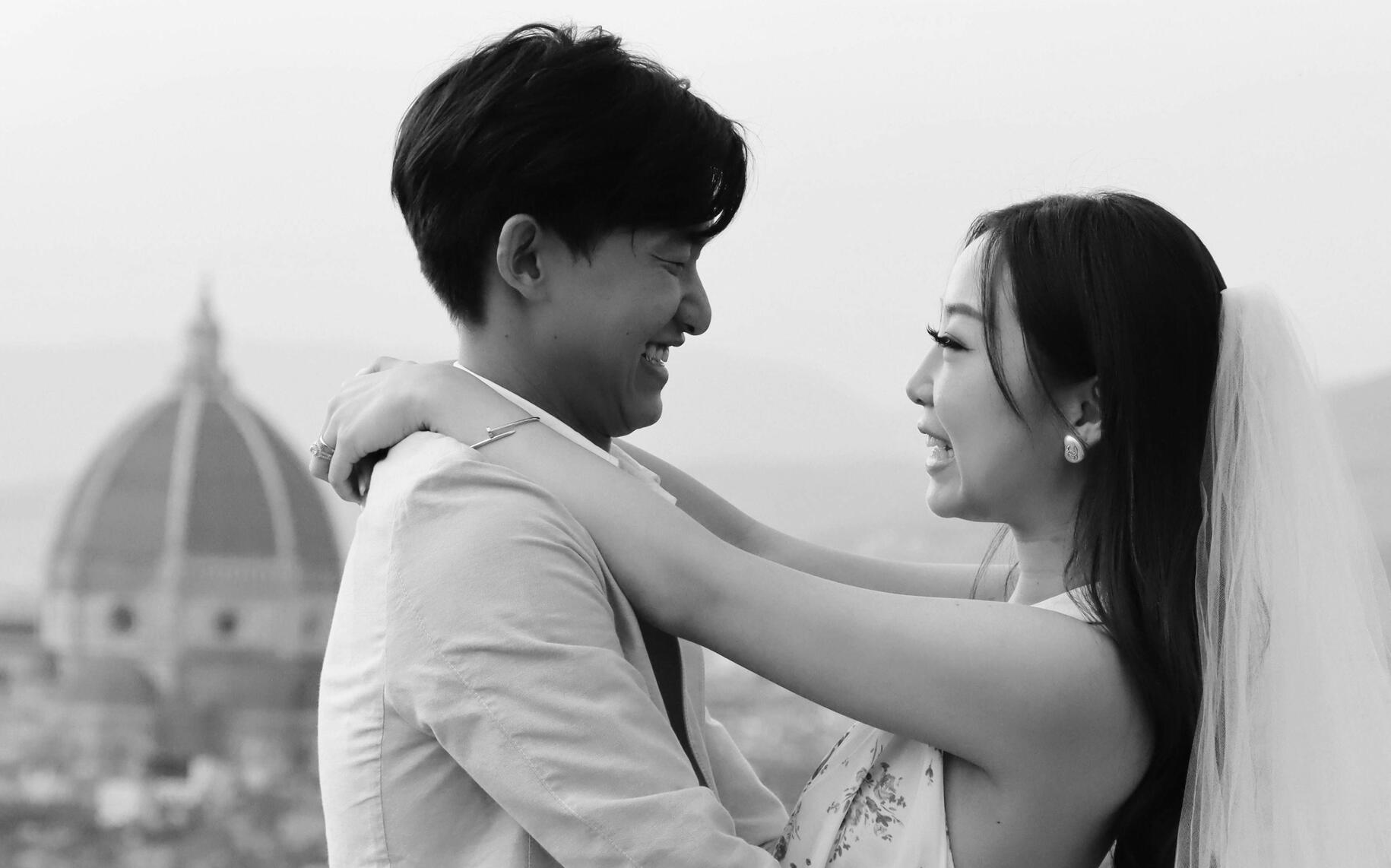 A happy couple who got married in Florence with our specialized translation and interpretation services for weddings in Tuscany.