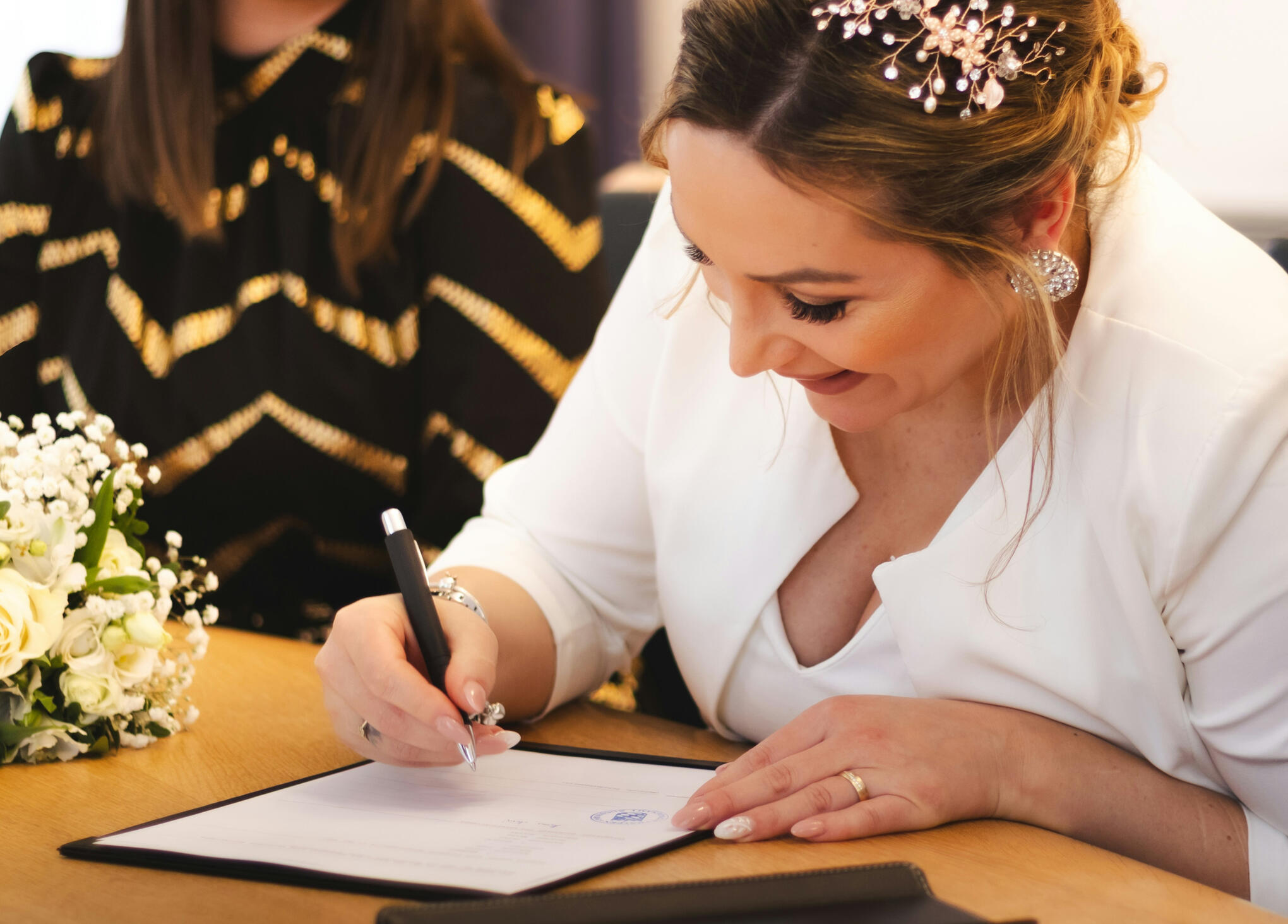 A happy couple who got married in Florence with our specialized translation and interpretation services for weddings in Tuscany.