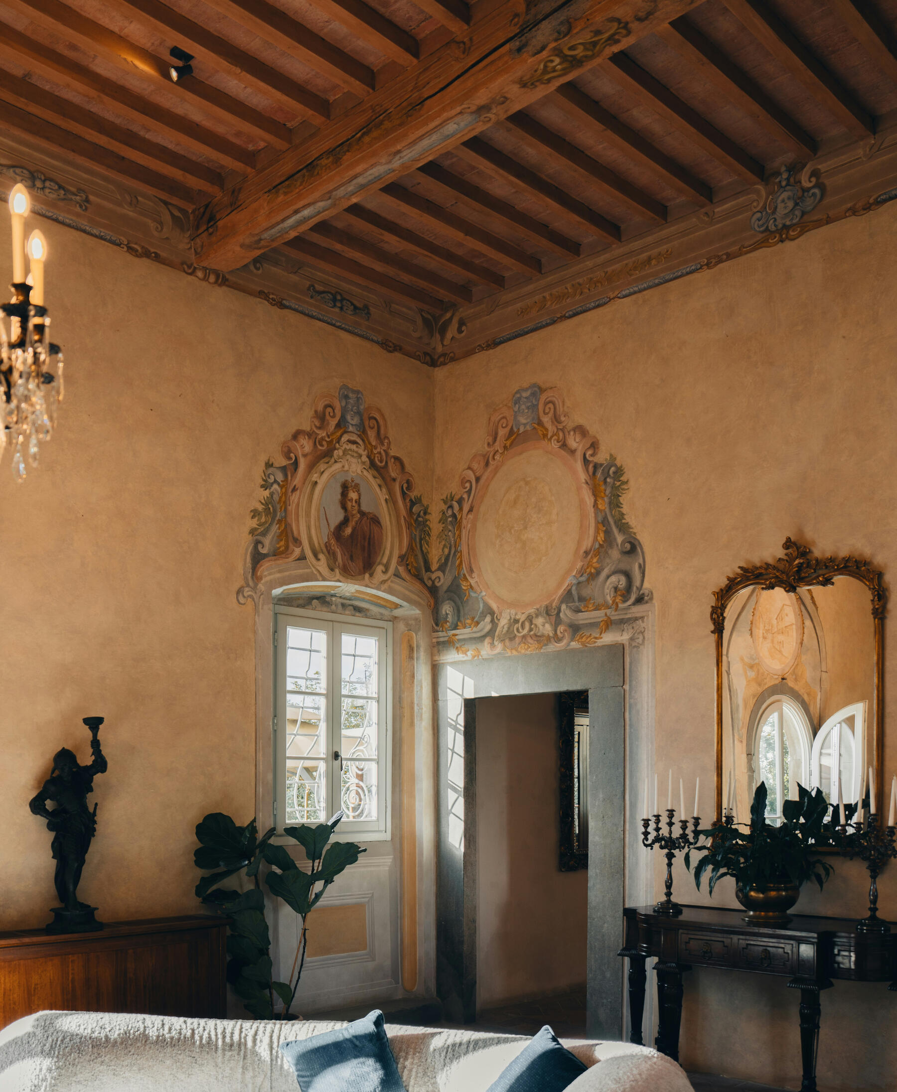 Facilitating communication among notary, seller and buyer with our translation and interpretation services during the purchase a house in Tuscany.